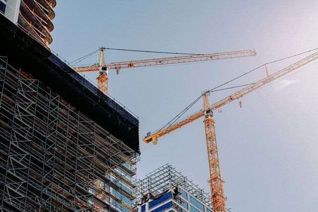 photo de 2 grandes grues de chantier