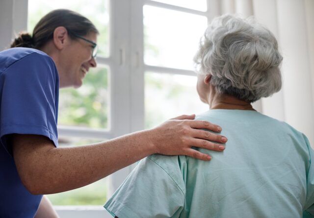 photo de 2 personnes à l'hôpital