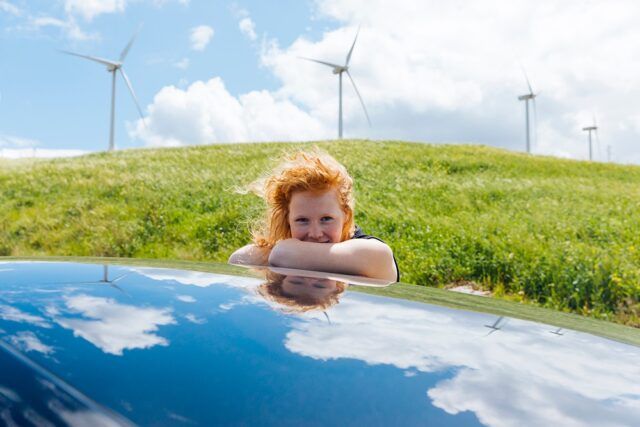 photo d'une personne devant des éoliennes