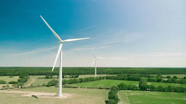 photo de 2 éoliennes dans un paysage champêtre