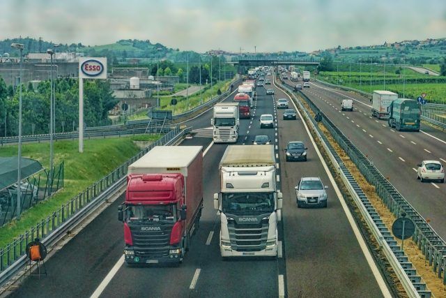 camions sur autoroute